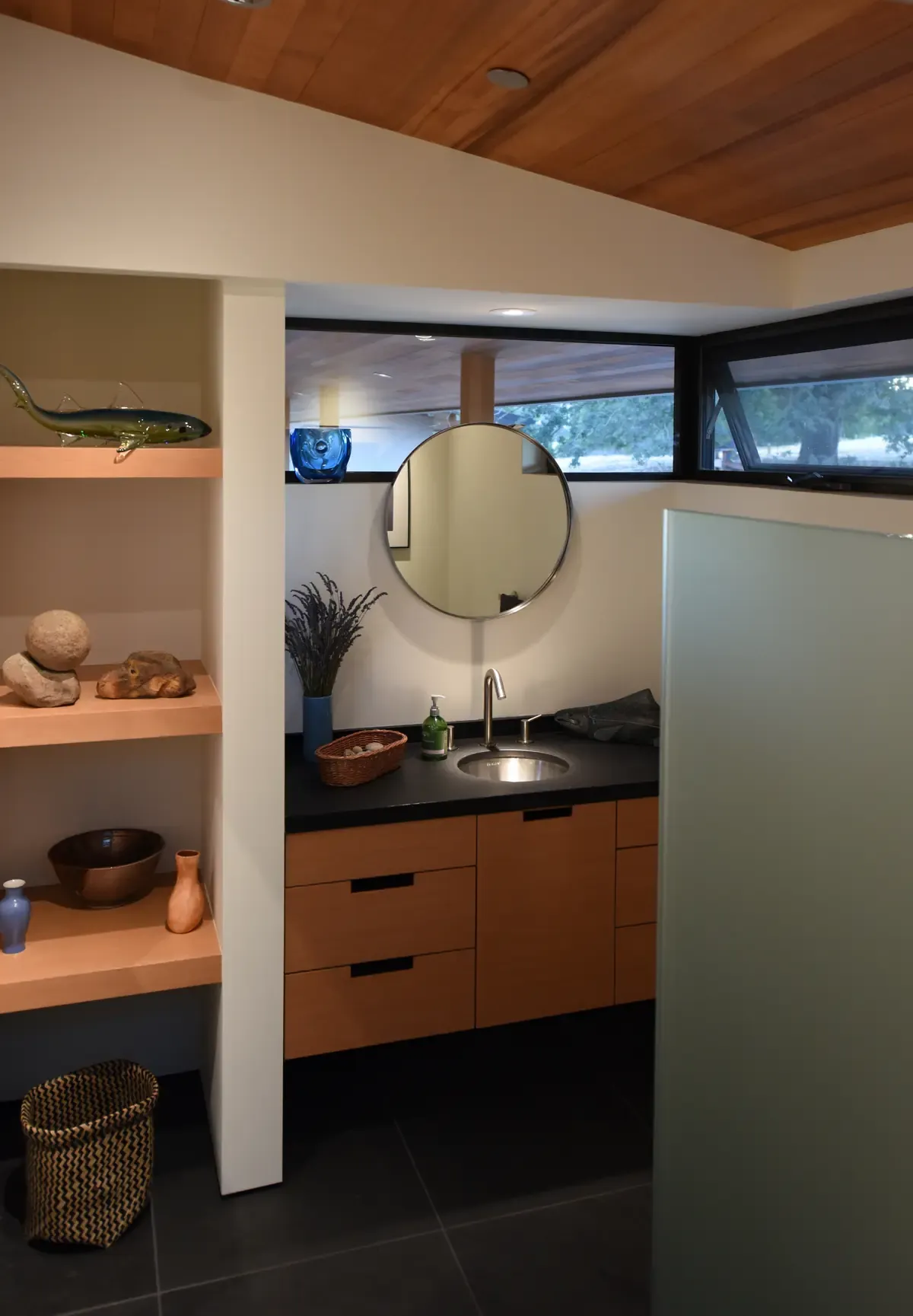 Open shelving and basin in the washroom